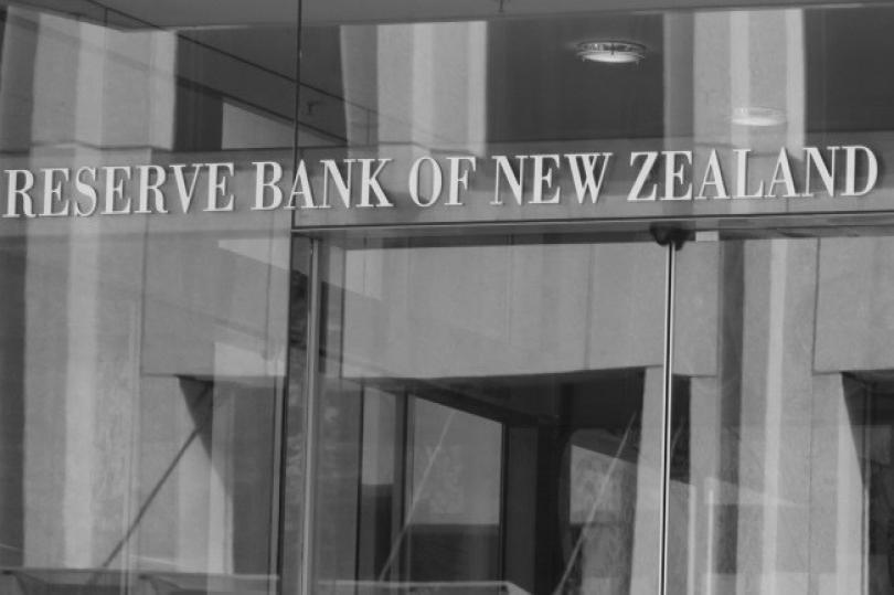 عضو الاحتياطي النيوزلندي تحذر من السياسة النقدية المتشددة